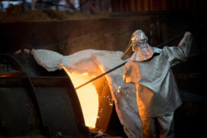 Trabajando el acero en una industria